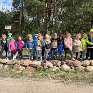 Grupa Biedronek gotowa do sprzątania